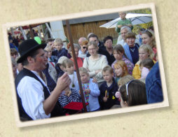 Flohzirkus Freddy in Hamburg auf historischen Jahrmarkt