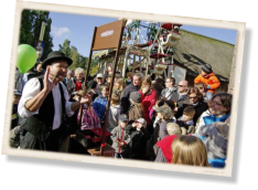 Flohzirkus Freddy in Hamburg auf historischen Jahrmarkt